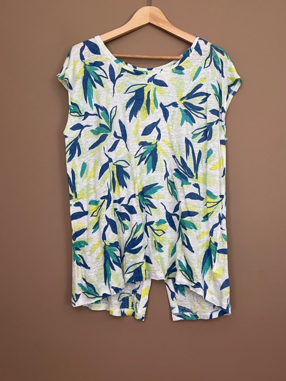 {Cynthia Rowley} Linen Botanical Print Tee with Button Back - Womens Large